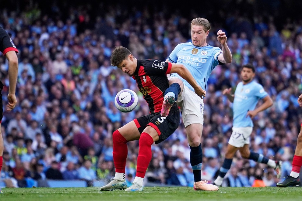 Milos Kerkez (vľavo) a Kevin De Bruyne v zápase Manchester City - AFC Bournemouth v 37. kole Premier League.