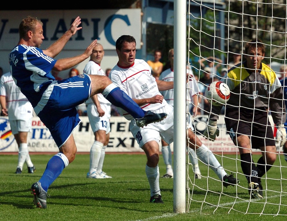 Zo zápasu Dubnica - Newcastle v roku 2005. Gól dáva legendárny Alan Shearer.