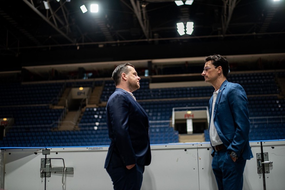 Kanaďan Brad Tapper (vpravo) a generálny manažér HC Slovan Bratislava Lukáš Havlíček. 