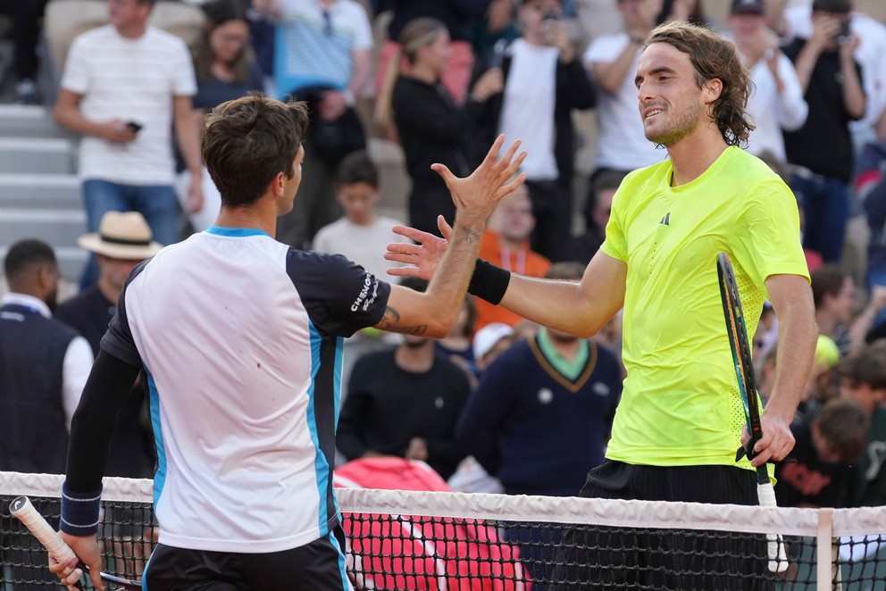 Matteo Gigante (vľavo) a Stefanos Tsitsipas po zápase 2. kola na Roland Garros 2025.