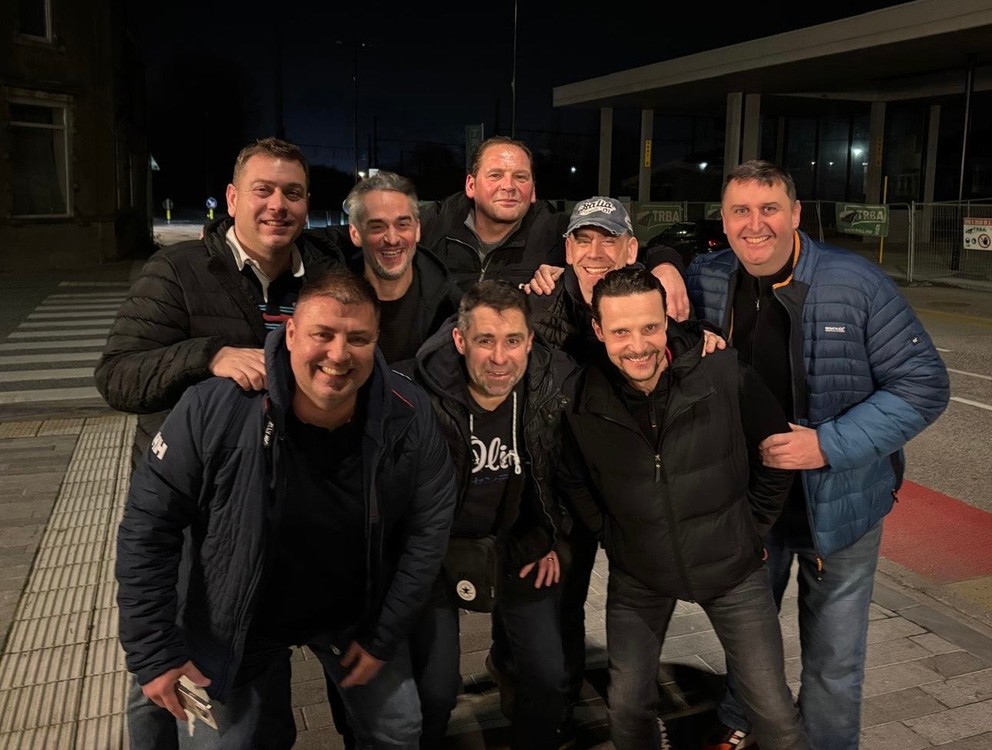 Bývalí spoluhráči a kamaráti z vodného póla po rokoch. Zhora a zľava: Dušan Holas, Gabo Gallovich, Pavol Dinžík, Peter Holas, Gejza Gyurcsi. Dole zľava: Tomáš Sári, Martin Bomba, Miroslav Wagner.