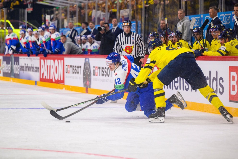 Samuel Honzek v súboji počas zápasu Slovensko - Švédsko na MS v hokeji 2025.