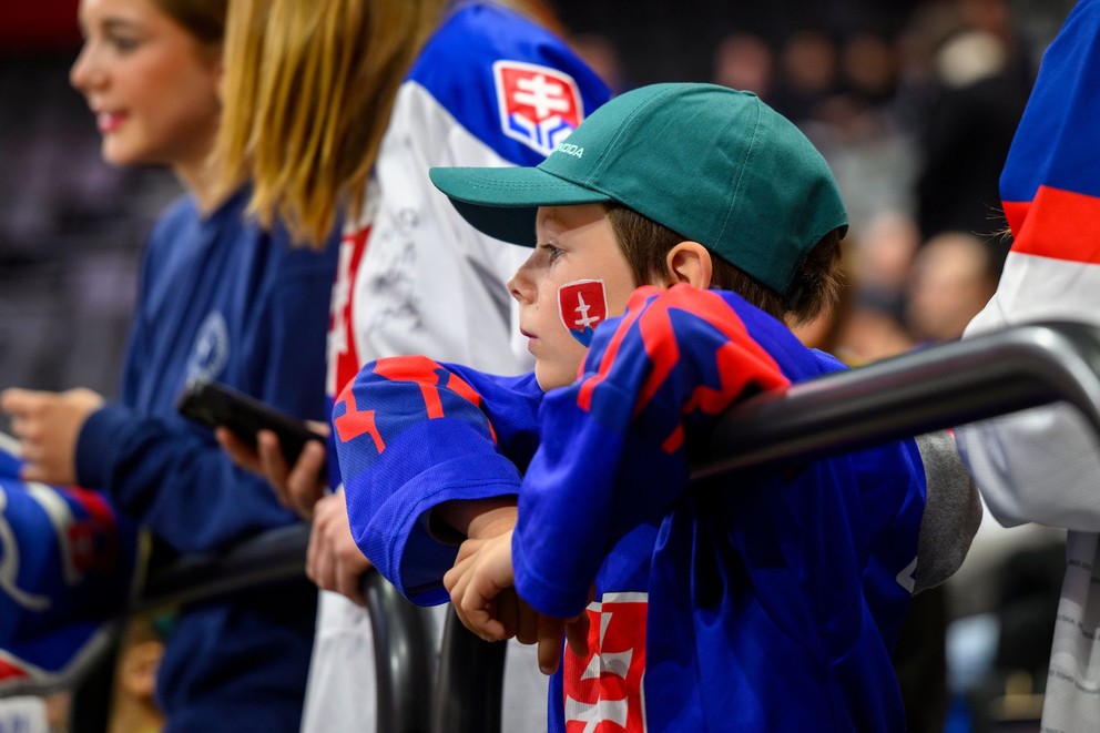 Mladý fanúšik v zápase Slovensko - Slovinsko na MS v hokeji 2025. 