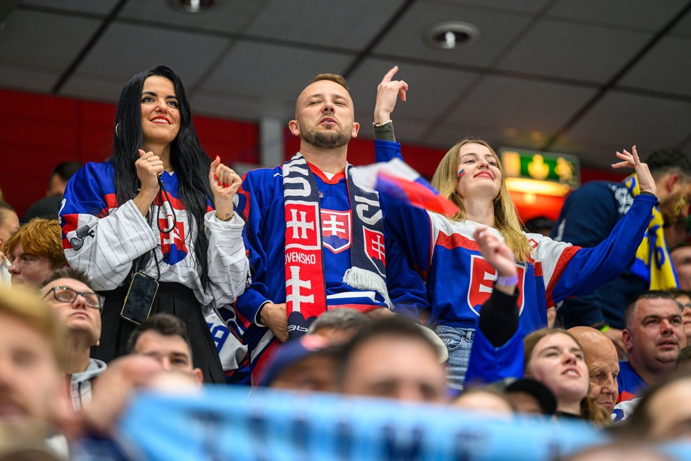 Fanúšikovia Slovenska v zápase Slovensko - Švédsko na MS v hokeji 2025. 