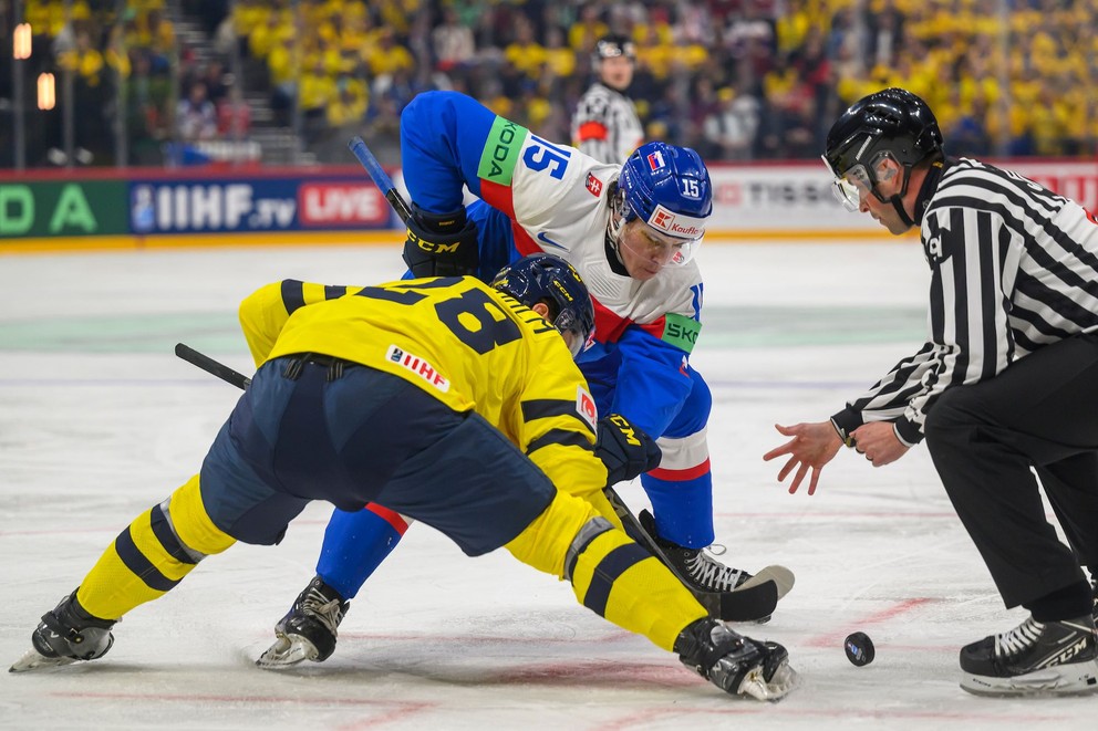 Dalibor Dvorský a Elias Lindholm počas zápasu Slovensko - Švédsko na MS v hokeji 2025.