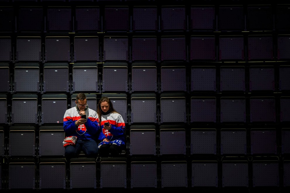 Fanúšikovia na tribúne na tribúnach Avicii arény v zápase Slovensko - Slovinsko na MS v hokeji 2025. 