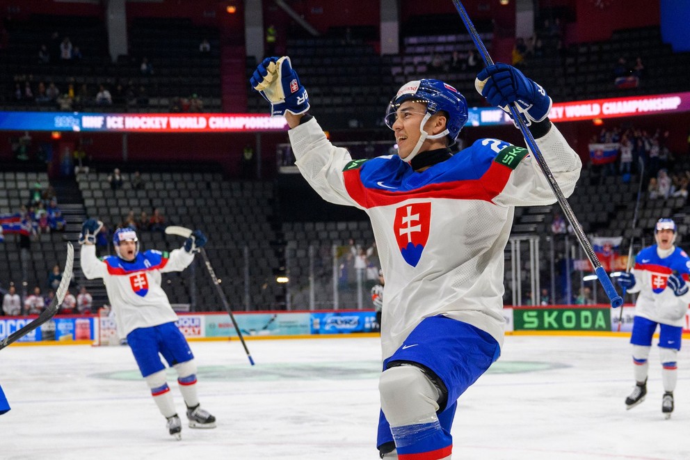 Sebastián Čederle oslavuje gól v zápase Slovensko - Slovinsko na MS v hokeji 2025. 