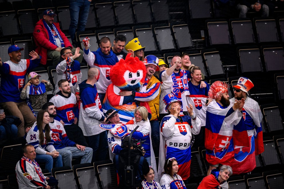 Fanúšikovia s maskotom Beatym v zápase Slovensko - Slovinsko na MS v hokeji 2025. 