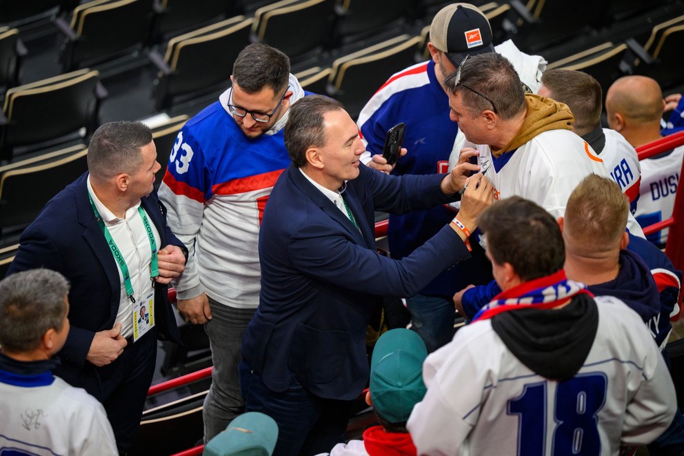 Šéf slovenského hokeja Miroslav Šatan podpisuje dresy fanúšikom v zápase Slovensko - Slovinsko na MS v hokeji 2025. 
