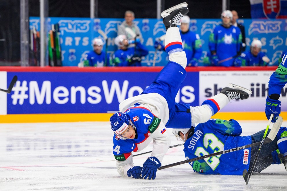 Patrik Koch padá na ľad po súboji v zápase Slovensko - Slovinsko na MS v hokeji 2025. 