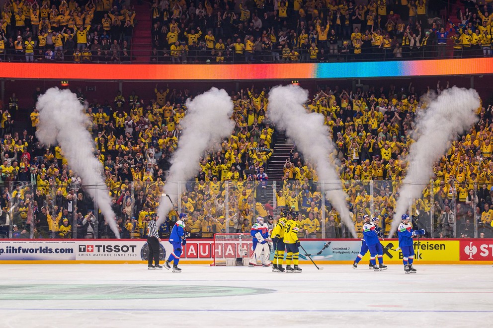 Radosť švédskych hokejistov v zápase Slovensko - Švédsko na MS v hokeji 2025. 