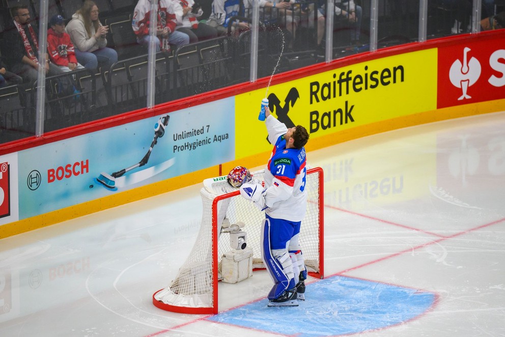 Brankár Samuel Hlavaj v zápase Slovensko - Rakúsko na MS v hokeji 2025.