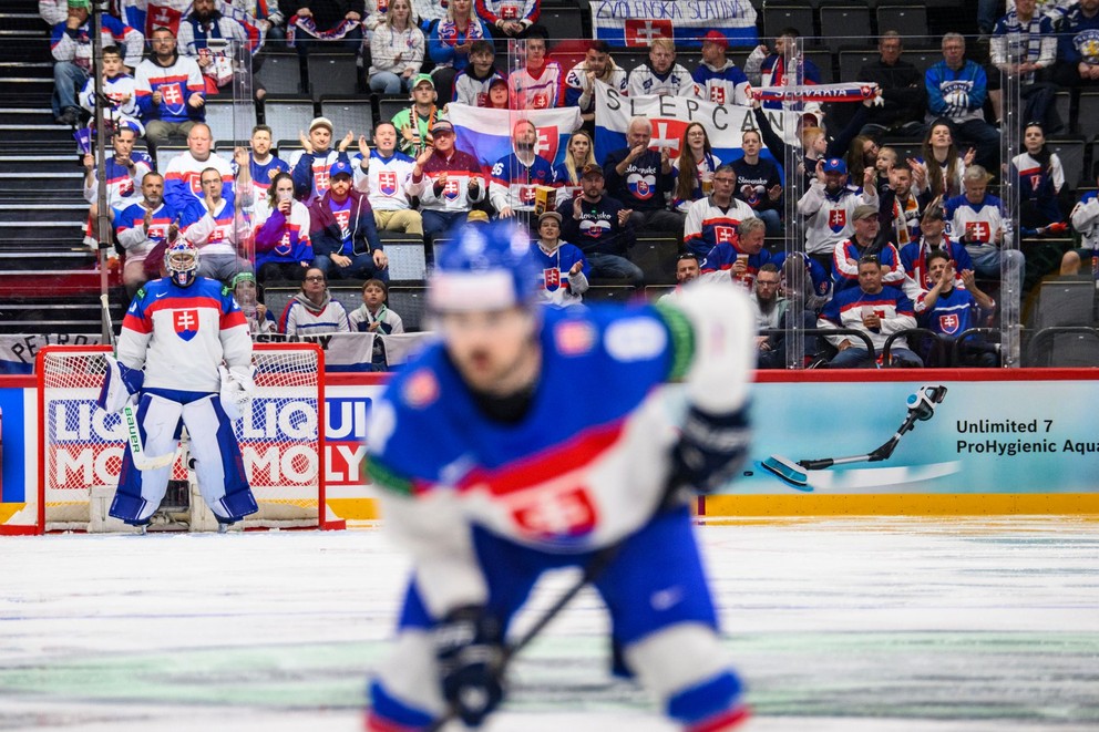 Brankár Samuel Hlavaj v zápase Slovensko - Rakúsko na MS v hokeji 2025.