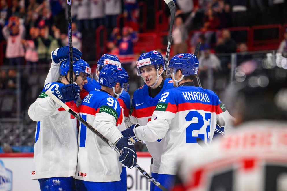 Radosť slovenských hokejistov v zápase Slovensko - Rakúsko na MS v hokeji 2025.