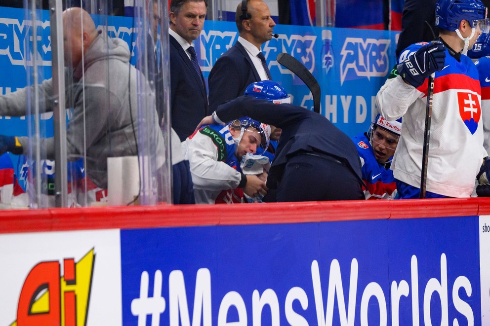 Adam Sýkora na lavičke v zápase Slovensko - Rakúsko na MS v hokeji 2025.