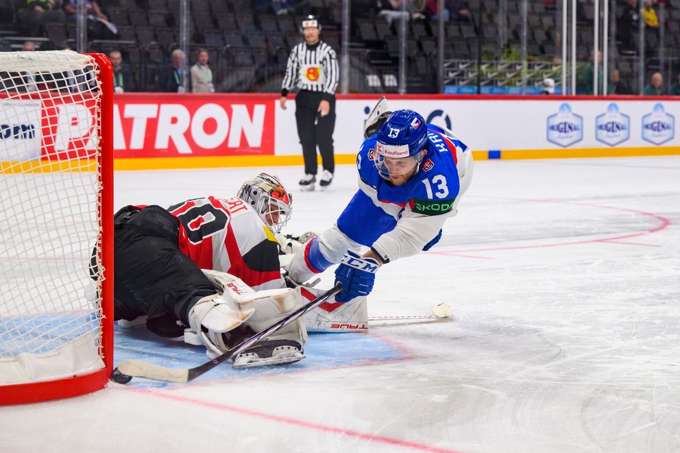 Michal Krištof zrazený k zemi počas nájazdu v zápase Slovensko - Rakúsko na MS v hokeji 2025.