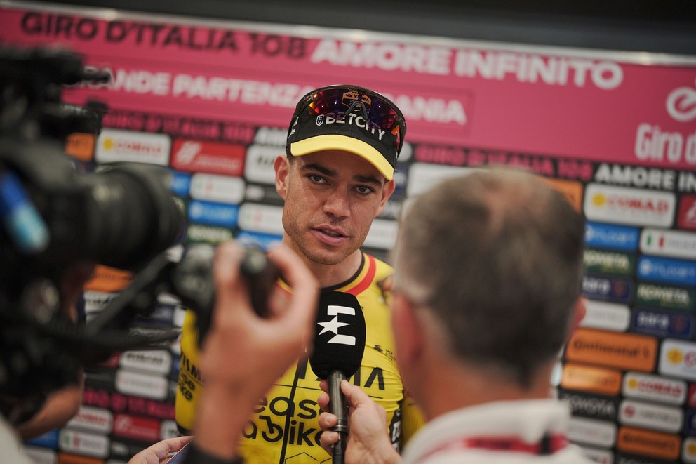 Belgický cyklista Wout van Aert pred štartom Gira d'Italia 2025.
