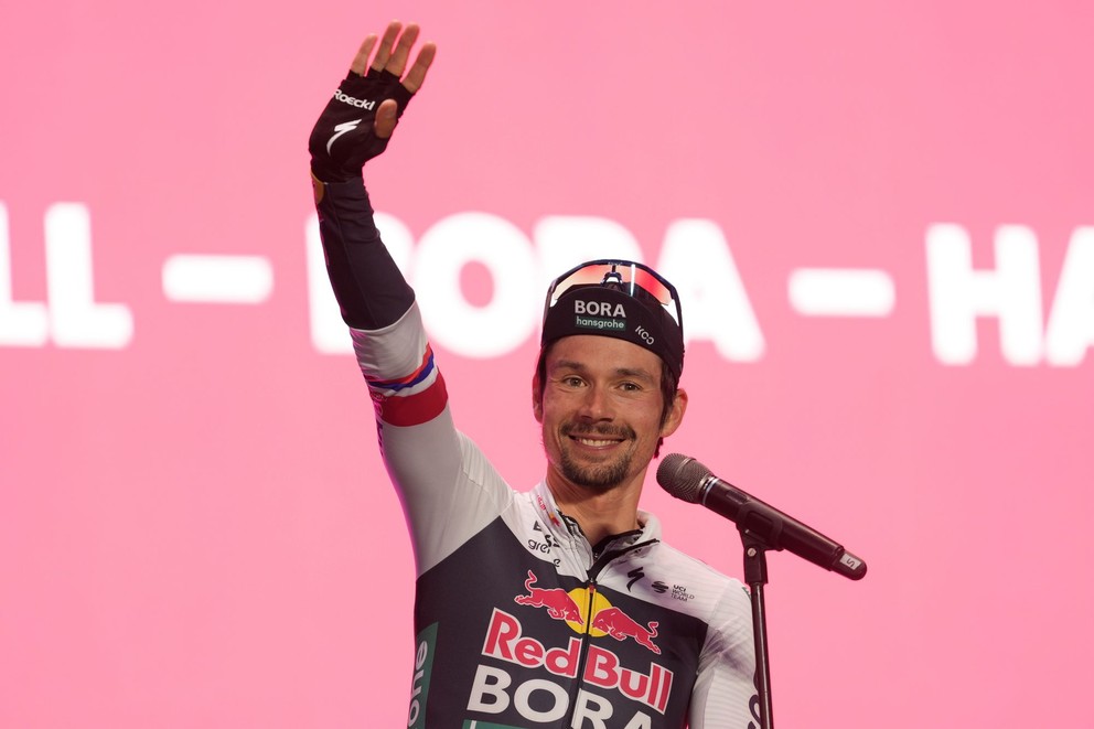 Slovinský cyklista Primož Roglič počas tímovej prezentácie pred Giro d'Italia 2025.