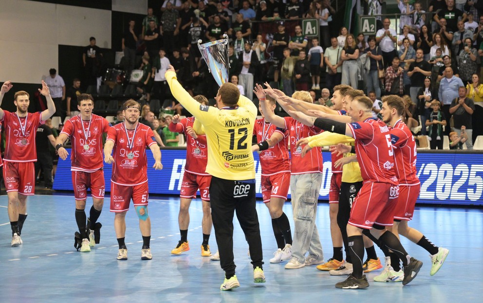 Hádzanári Považskej Bystrice s trofejou za 2. miesto po prehranom finále s Tatranom Prešov.