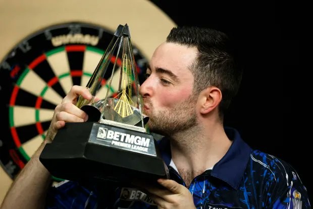 Luke Humphries s trofejou pre víťaza v Premier League of Darts.