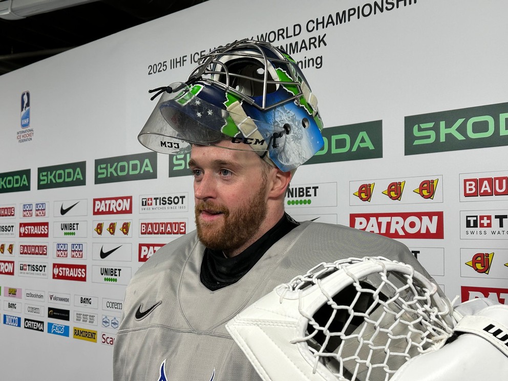 Slovinský brankár Lukáš Horák počas MS v hokeji 2025. 