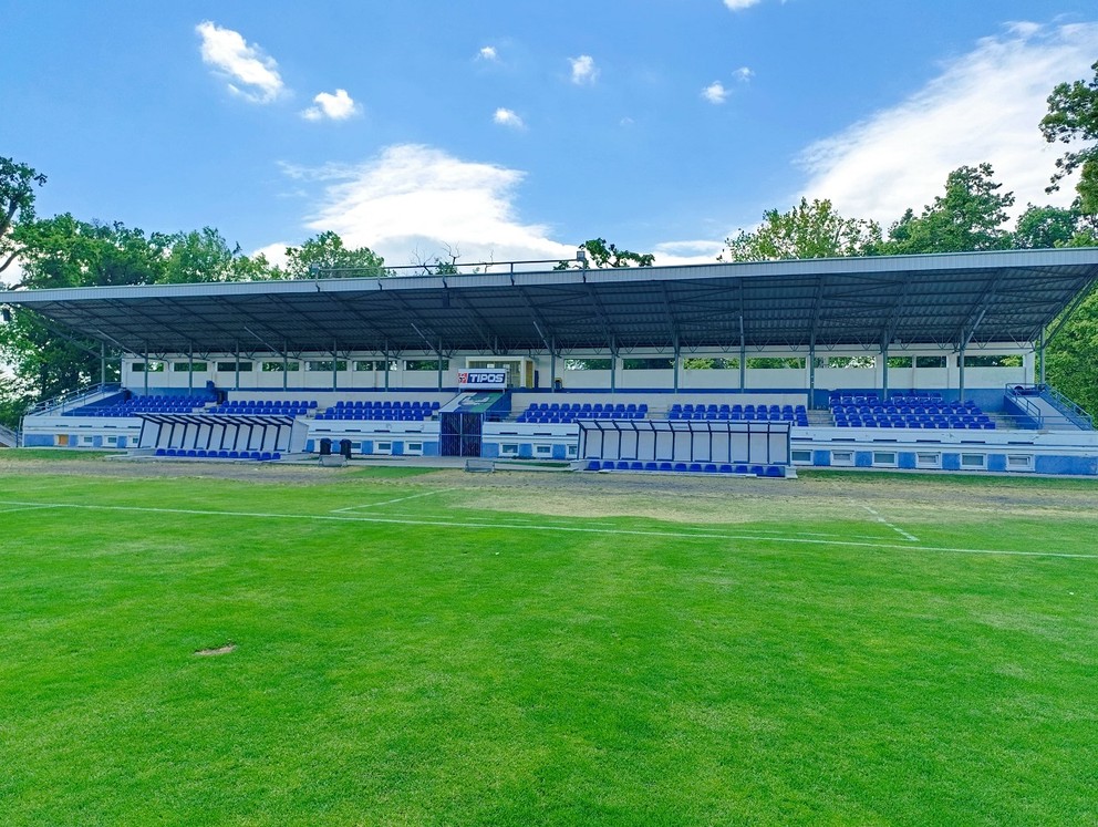 Rekonštruovaná tribúna a striedačky FC Žolík Malacky.