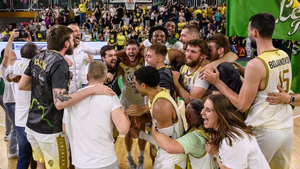 Basketbalisti Patriotov Levice oslavujú majstrovský titul po piatom zápase finále play off Tipos SBL v basketbale mužov medzi Patrioti Levice a Inter Bratislava.