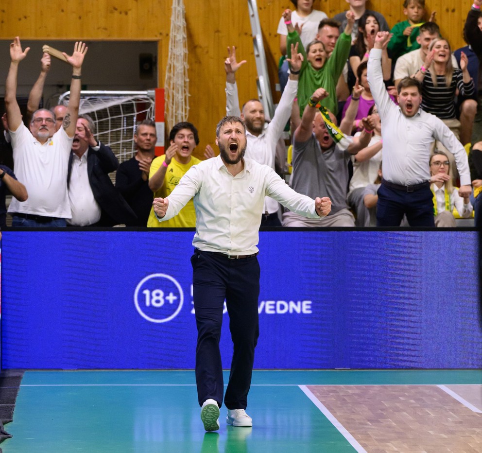 Na snímke radosť trénera Patriotov Levice Michala Madzina a v pozadí manažéra Ladislava Garaja po zisku mastrovského titulu po piatom zápase finále play off Tipos SBL v basketbale mužov medzi Patrioti Levice a Inter Bratislava.