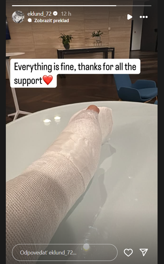 Oviazané zápästie Wiliama Eklunda s popisom "všetko je v poriadku". 