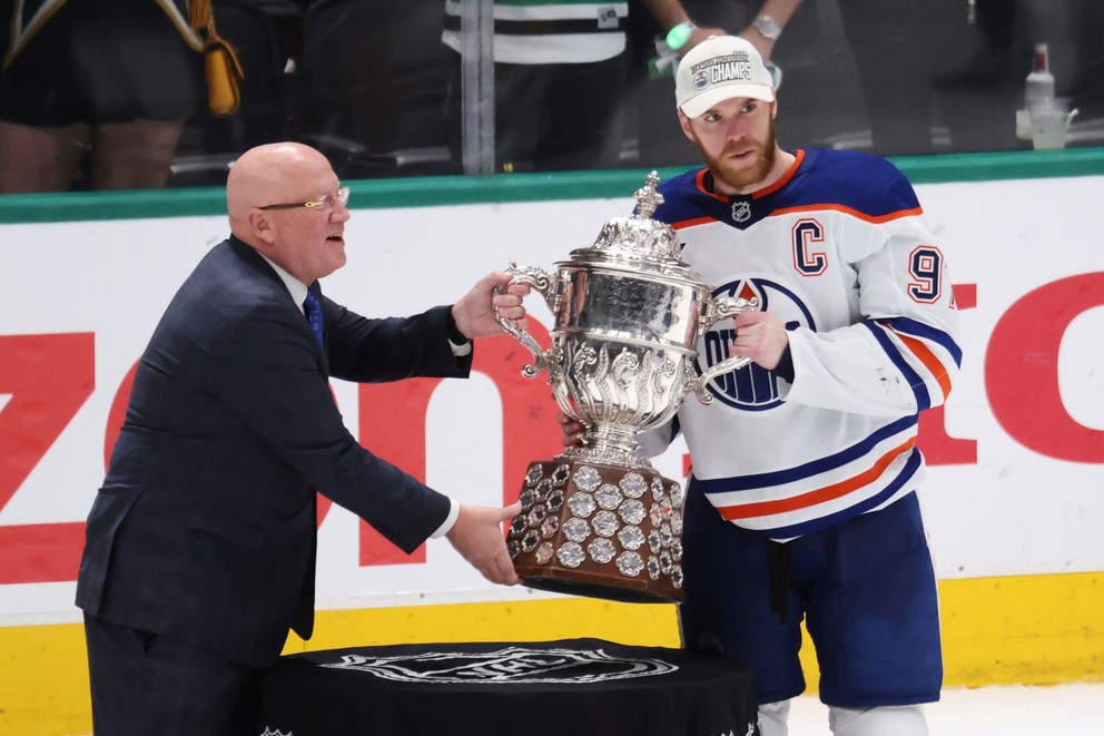 Kapitán Edmontonu Connor McDavid (97) pózuje s pohárom Clarence S. Campbell Bowl, ktorý sa udeľuje víťazovi Západnej konferencie zámorskej NHL.