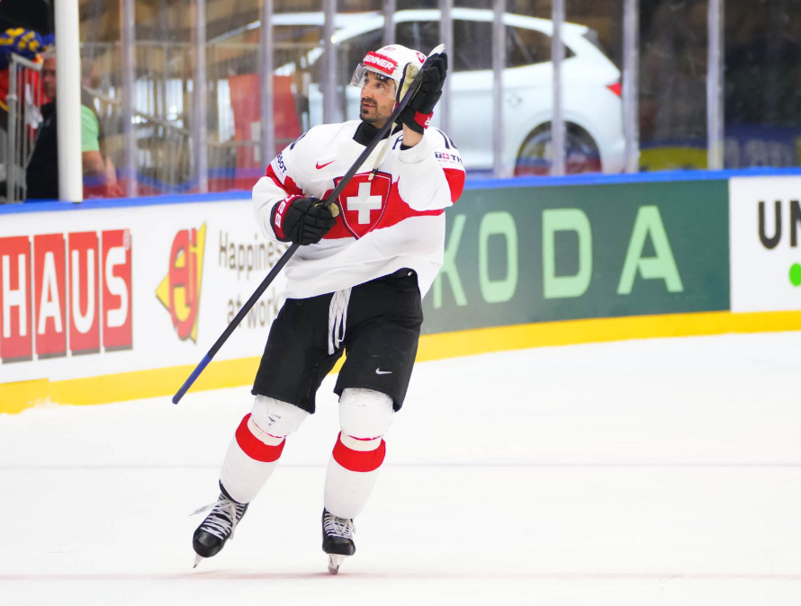Andres Ambühl na MS v hokeji 2025.