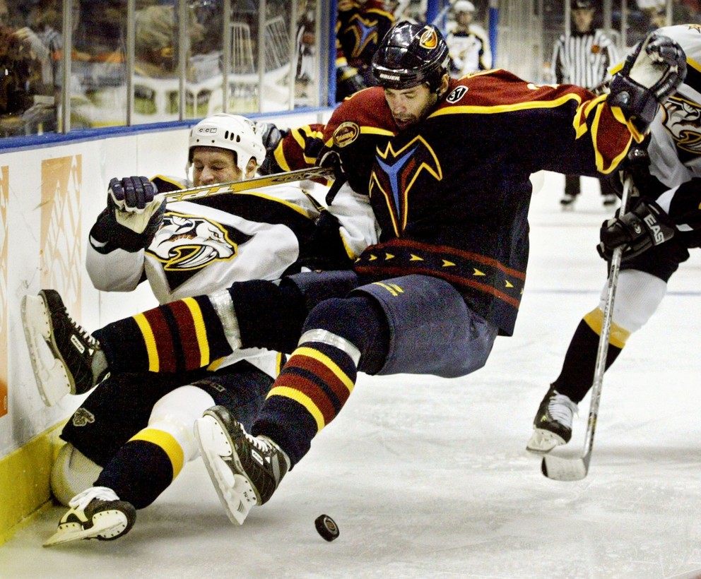 Slovenský súboj v NHL - Vladimír Országh z Nashville Predators a Ivan Majeský z Atlanta Thrashers v roku 2003.