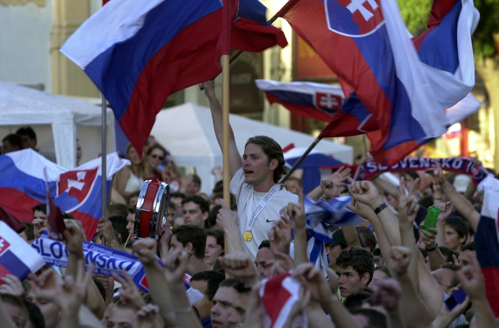 Finálový zápas MS 2000 sledovali na Námestí SNP v Bratislave stovky fanúšikov.