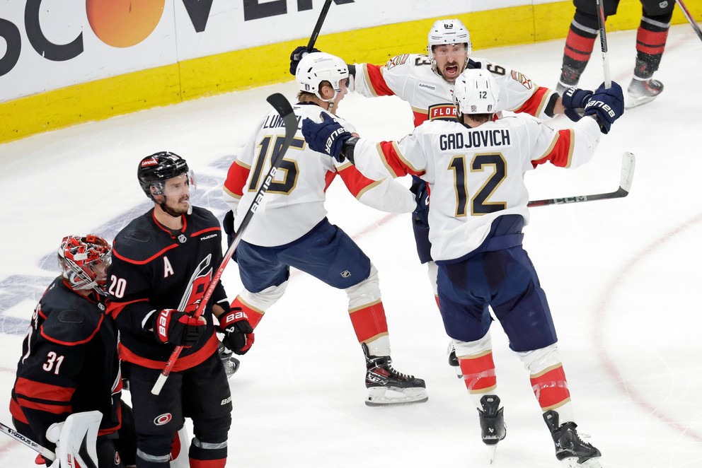 Gólová radosť hráčov Floridy, vpravo hore útočník Brad Marchand (63).