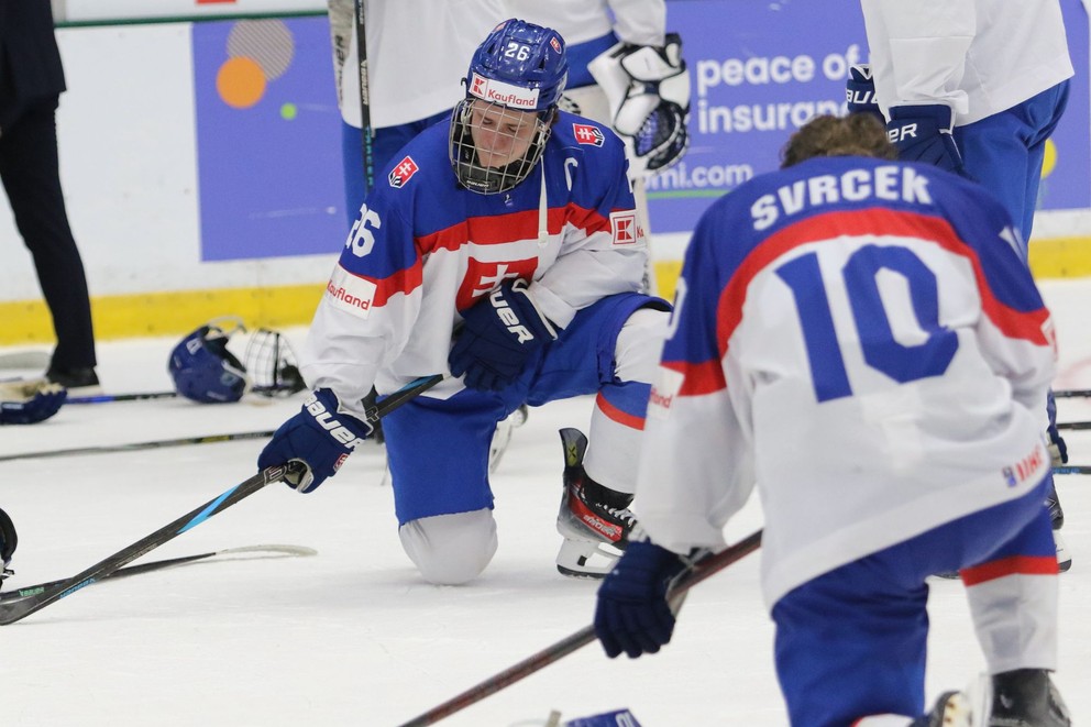 Sklamaní slovenskí hráči Luka Radivojevič a Michal Svrček po zápase o bronz Slovensko - USA na MS 18 v hokeji.
