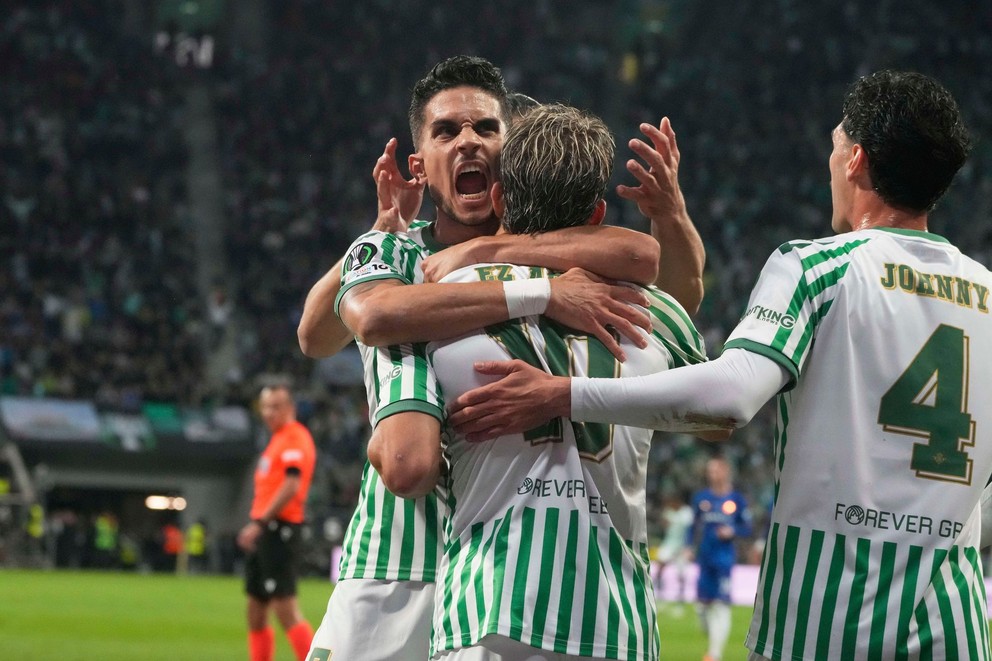 Johnny Cardoso (vpravo) oslavuje gól so spoluhráčmi ešte v drese Real Betis.
