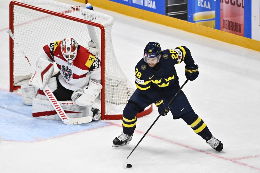 Elias Lindholm a brankár David Kickert v zápase Švédsko - Rakúsko v skupine A na MS v hokeji 2025.