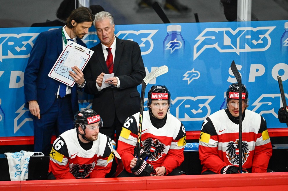 Tréner rakúskeho tímu Roger Bader počas MS v hokeji 2025.