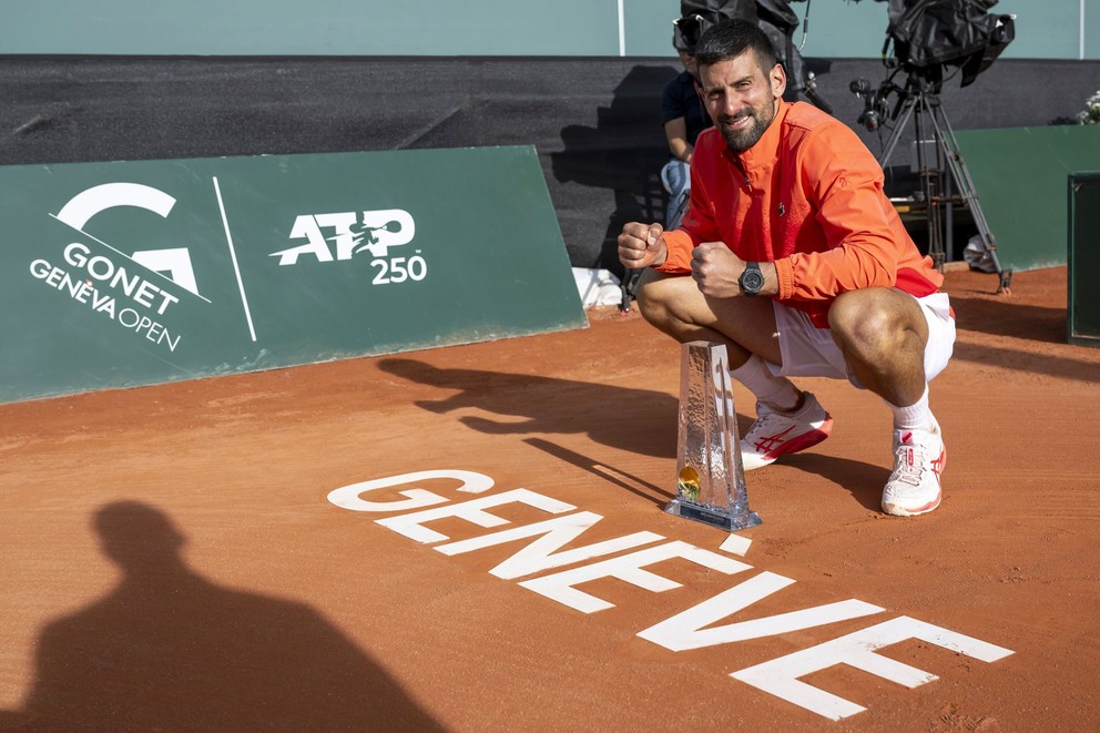 Novak Djokovič with a trophy for the winner of the ATP tournament in Geneva. 