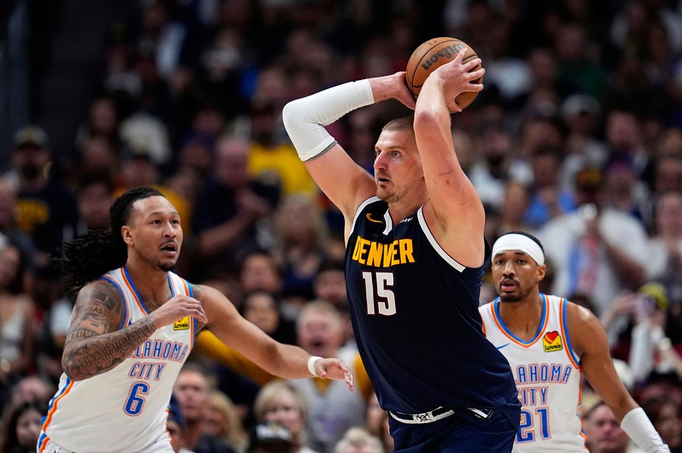 Center Nikola Jokič (uprostred) z Denveru Nuggets.