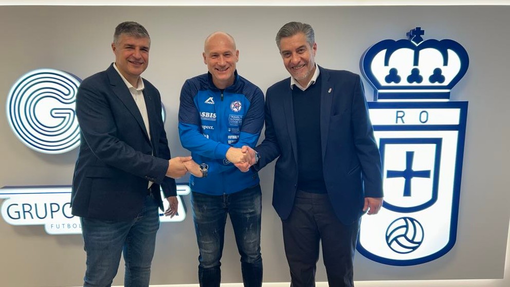 V strede Tomáš Medveď počas dohadovania zápasu v Oviede. Vľavo je bývalý hráč Ovieda César a vpravo prezident klubu Martin Peláez.