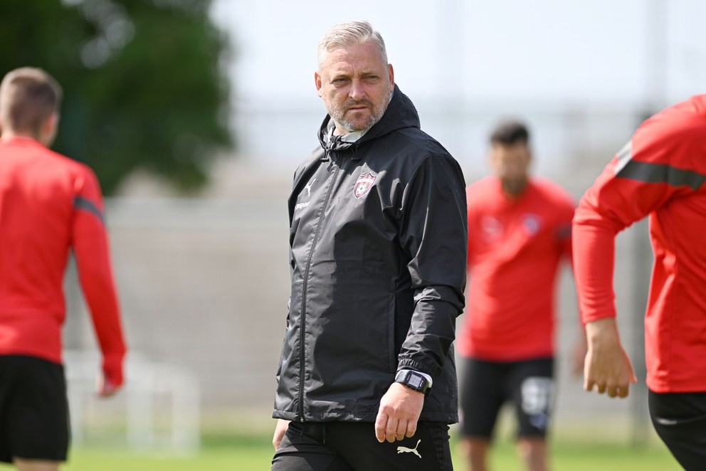 Na snímke nový tréner Spartaka Michal Ščasný počas tréningu FC Spartak Trnava v pondelok 9. júna 2025 v Trnave.