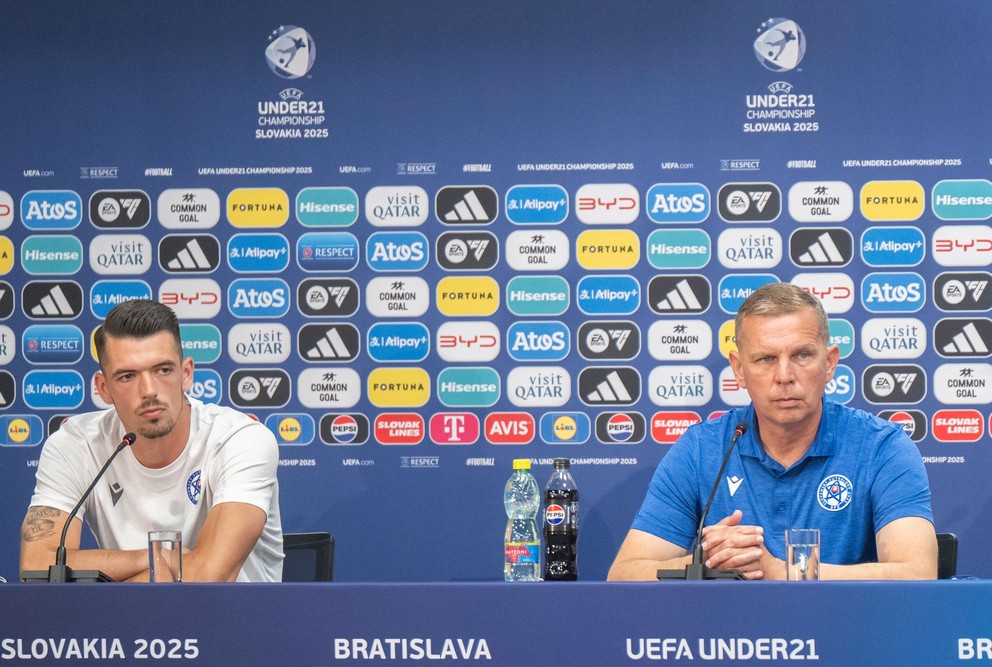 Sprava tréner slovenskej futbalovej reprezentácie do 21 rokov Jaroslav Kentoš a brankár Ľubomír Belko.