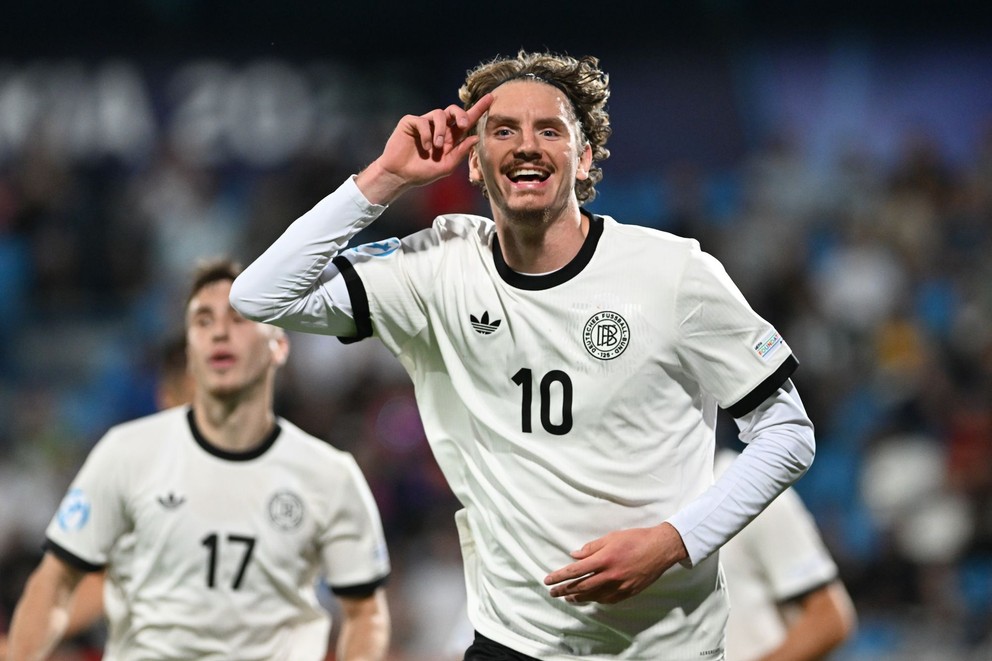 Nemecký útočník Nick Woltemade strieľa gól v zápase proti Slovinsku na EURO U21 2025.