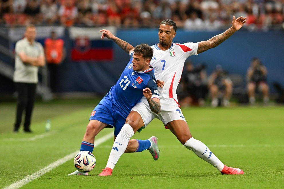 Samuel Kopásek (Slovensko) a hráč Cher Ndour (Taliansko) v zápase Slovensko - Taliansko v skupine A na EURO U21 2025 (ME vo futbale do 21 rokov).