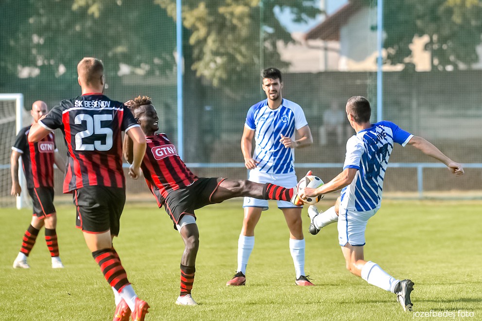 Desaťgólovým žolíkom ŠK Bešeňov bol Konžan Joslyn Eva Kayembe (pri lopte).