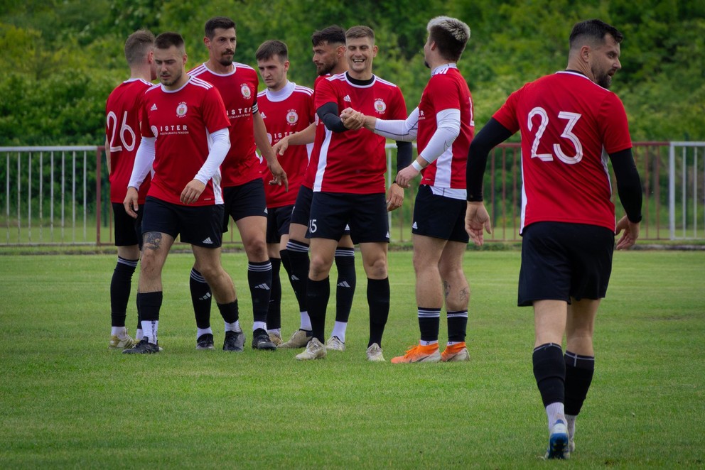 Majstrovský FC Jelka, zľava Freňák (26), Burian, T. Huszár, Kilacsko, Bodnár, D. Huszár, Kotulič a Bajnok (23). 