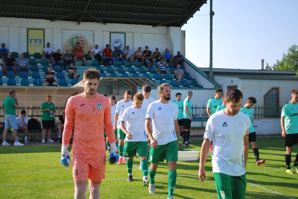 Na posledný zápas sezóny ŠK Tvrdošovce – FK Kolárovo nastupujú aktéri.