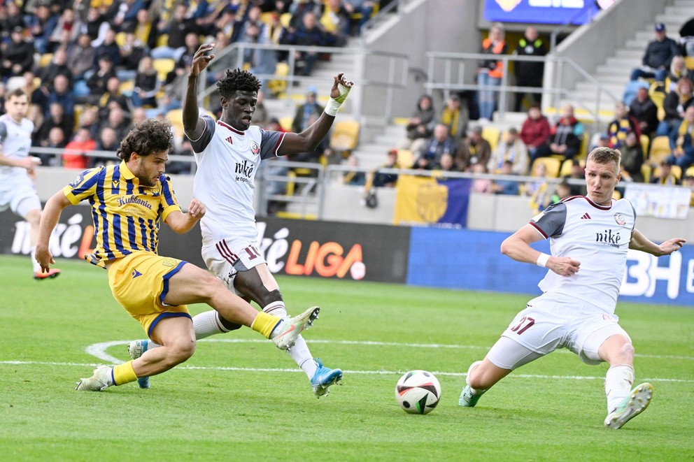 Na snímke zľava Tsotne Kapanadze (Dunajská Streda), Alasana Yirajang a Jakub Luka (obaja Podbrezová).