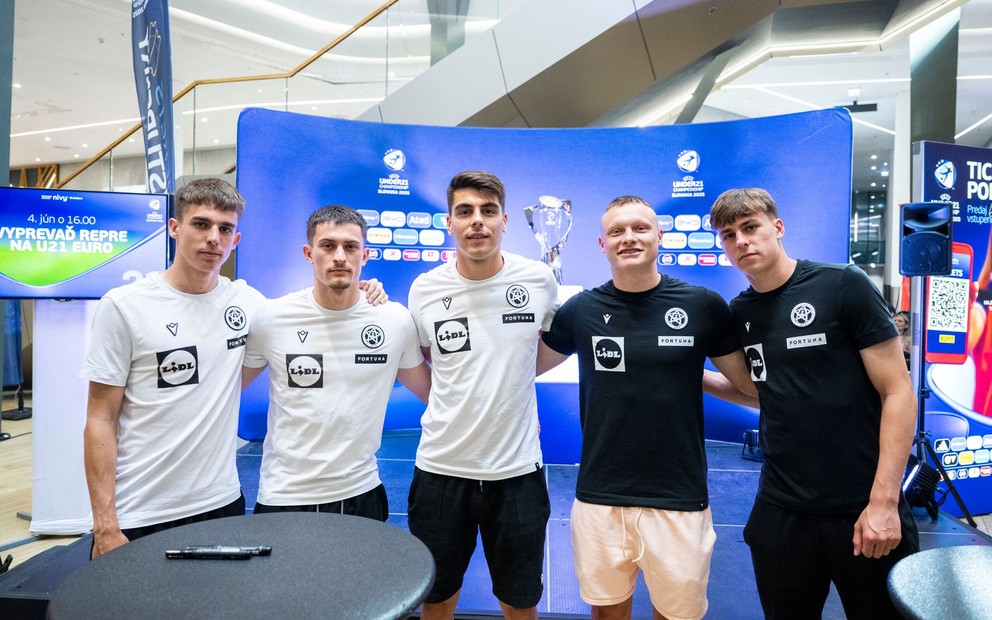 Na snímke slovenskí futbaloví reprezentanti do 21 rokov zľava Mário Sauer, Adrián Kaprálik, Adam Obert, Nino Marcelli a Leo Sauer pózujú pred domácimi Majstrovstvami Európy hráčov do 21 rokov v Bratislave v stredu 4. júna 2025.